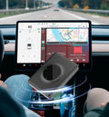 Illustration d’un module sans fil devant l’écran central d’une Tesla