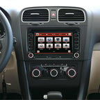 Autoradio installé dans la console centrale d’une Volkswagen Golf
