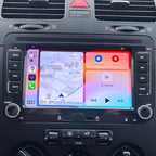 Autoradio affichant CarPlay et la navigation dans une console Volkswagen