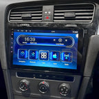 Autoradio affichant la radio sous les aérateurs d’une Volkswagen
