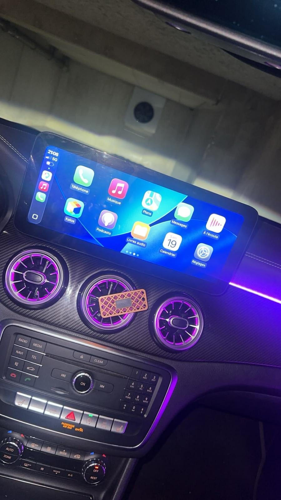 APRÈS / Écran CarPlay et éclairage d'ambiance