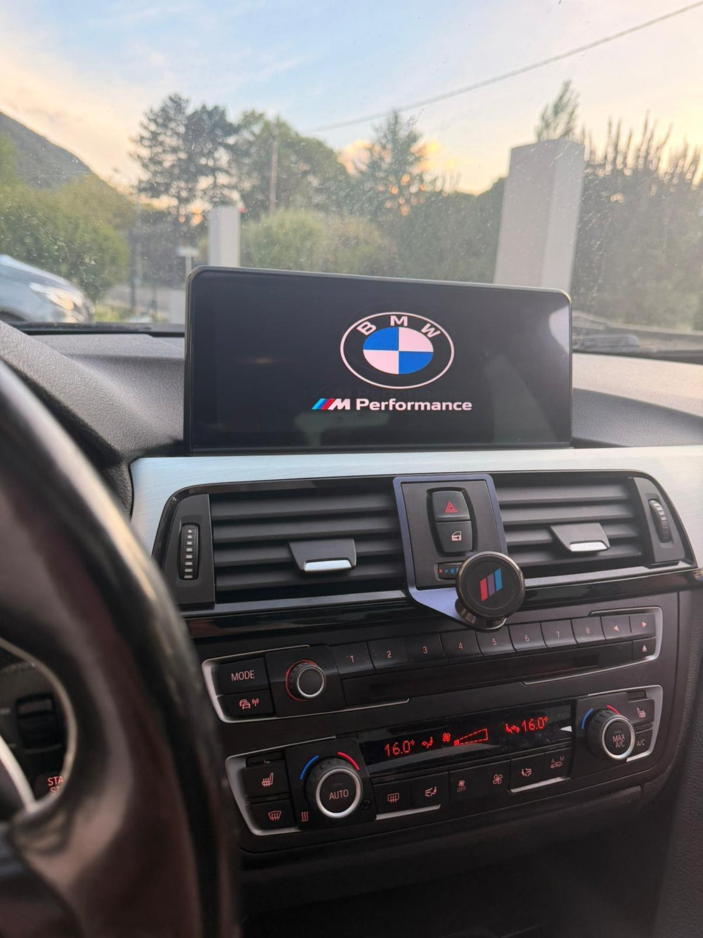 Intégration de l’écran au tableau de bord BMW